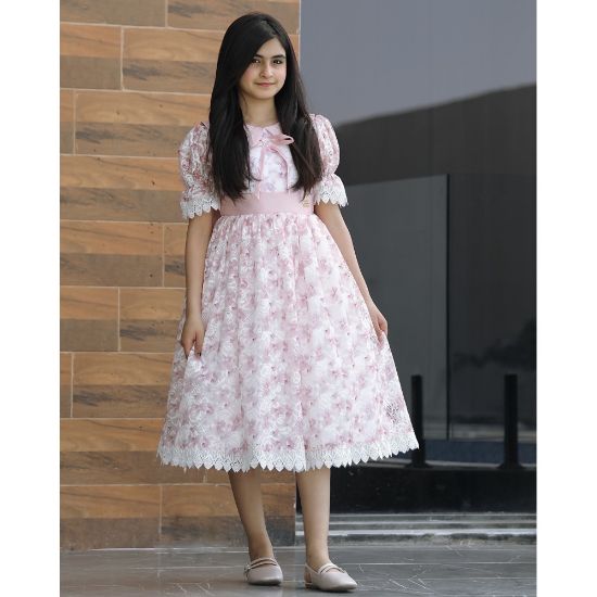 صورة فستان بناتي سبور بتفاصيل انيقة وفيونكه من الخلف - 923